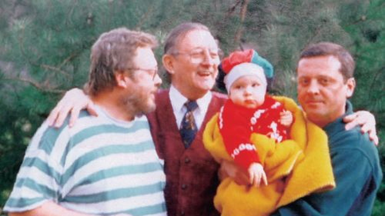 Krivosudský so svojimi tromi synmi. Dušan (vpravo) si siahol na život. Vľavo Peter a v strede Miško.