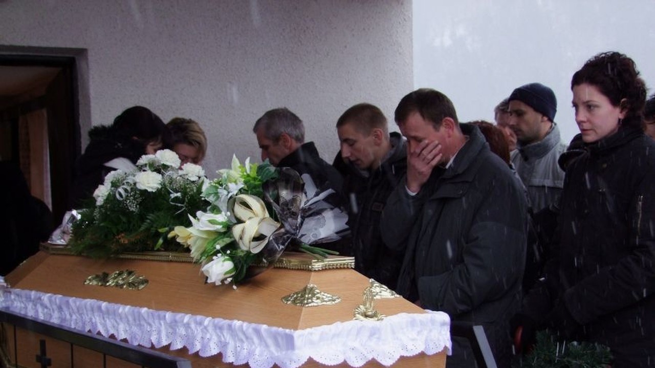 Manžel Ján spolu so synom Máriom celý pohreb sústavne plakali.