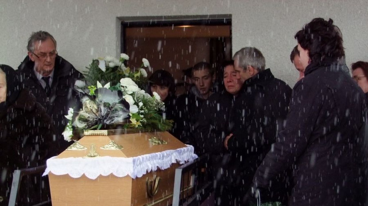 S mladou mamičkou a jej malým synčekom sa lúčilo množstvo ľudí.