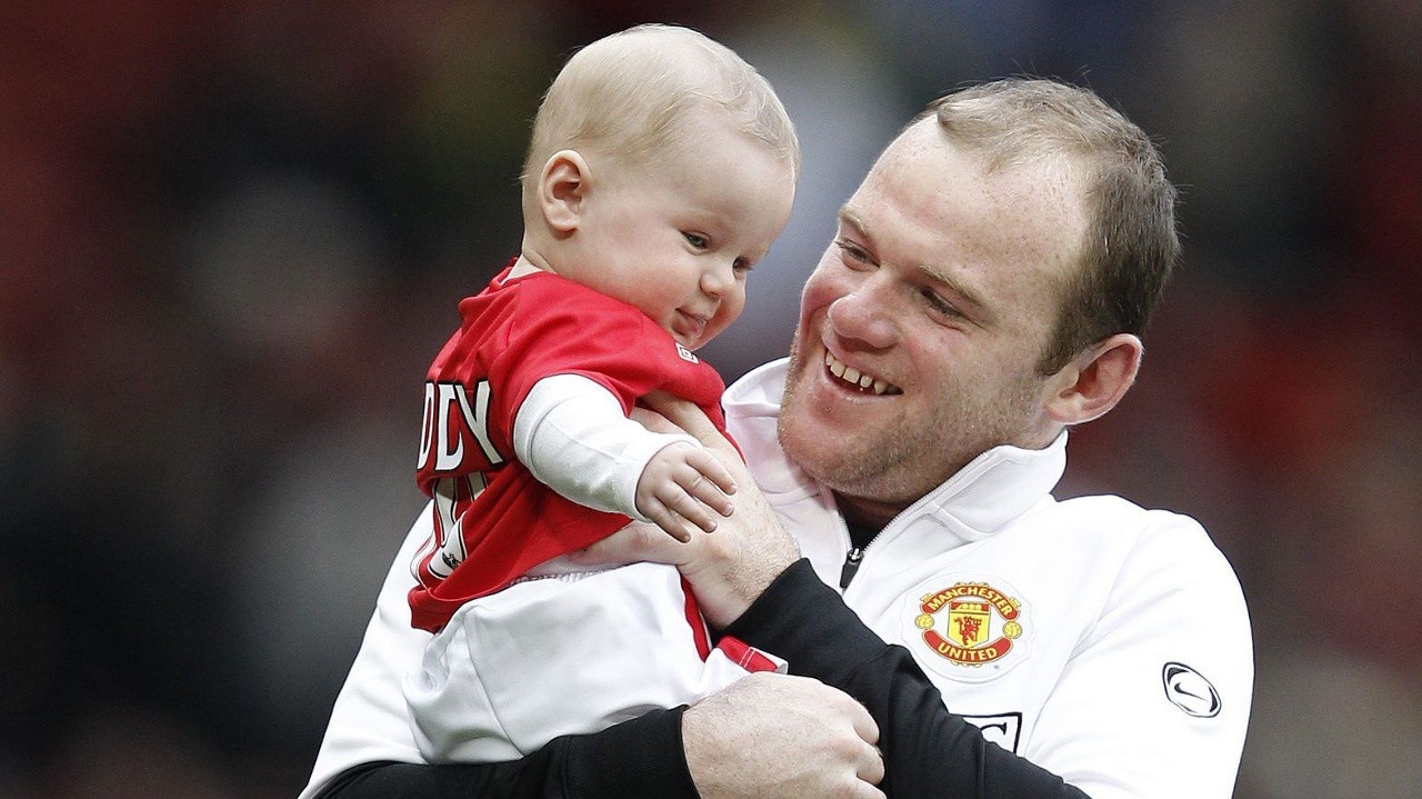 Kai Rooney. Бортик Rooney (Руни). Футболисты и их отцы. Футболисты обнимаются.