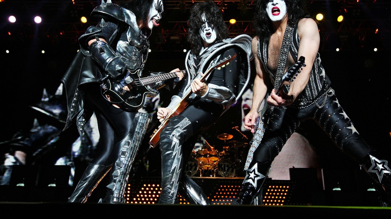 Basový gitarista Gene Simmons, sólový gitarista Tommy Thayer a gitarista Paul Stanley na pódiu v Bratislave predviedli skvelú šou.