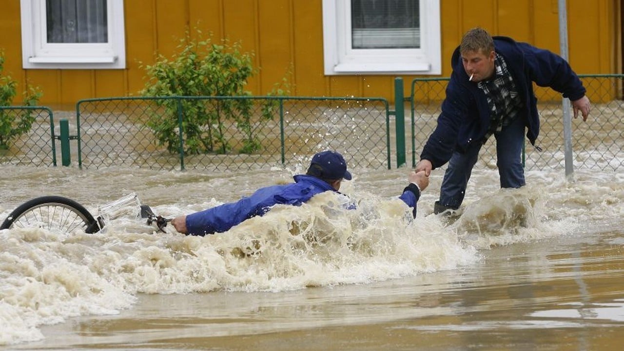 Затопило водой во время. Наводнение человек в воде. Люди при наводнении.