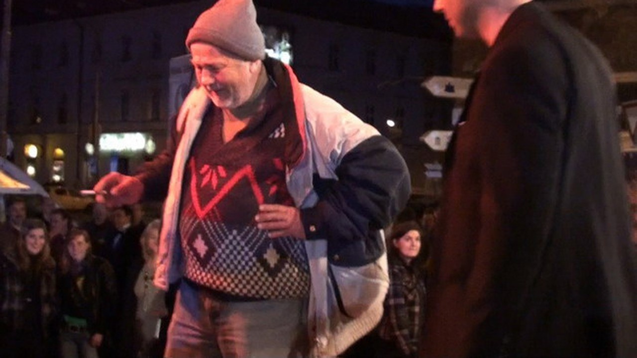 Začiatok Lets Dance pred Starou tržnicou v Bratislave narušil bezdomovec.