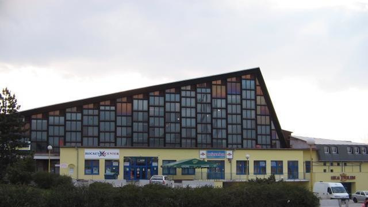 Štadión v Lučenci ešte nebol skolaudovaný, akcie sa tam už konajú
