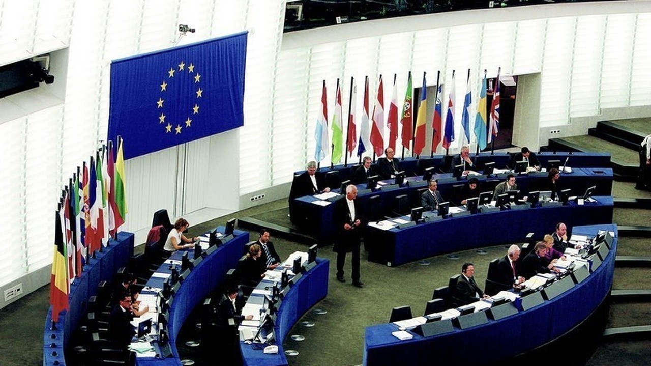 Výzva Nového času europoslancom: Znížte si platy!