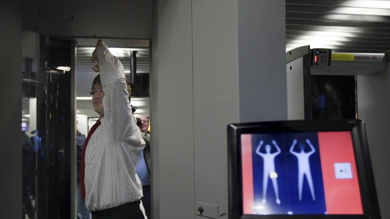 Рентгеновский досмотр. Сканер в аэропорту Домодедово. Рентгенографические сканеры в аэропорту. Full body Scanner в аэропорту. Досмотр в аэропорту рентген.