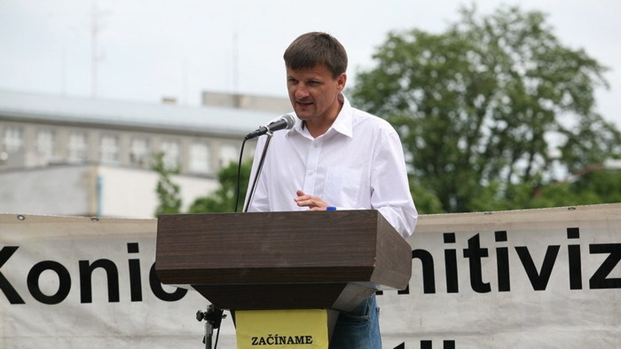 Aktivista Alojz Hlina vyzval zamestancov ministerstva výstavby, aby v pondelok neprišli do práce.