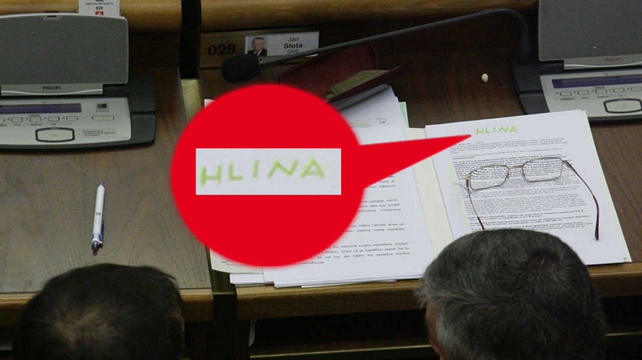 Poslanec Slota si v parlamente krátil čas čítaním informácií o svojom odporcovi Alojzovi Hlinovi.