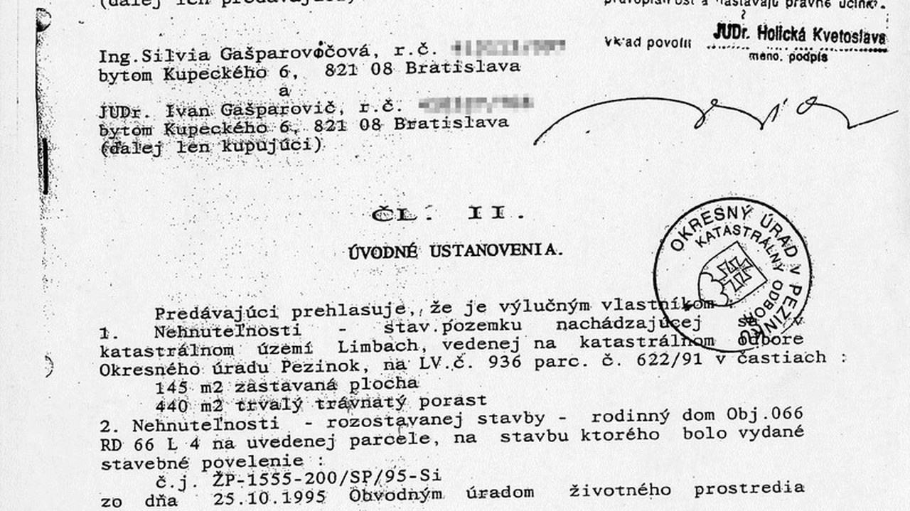 Kúpnopredajnú zmluvu podpísanú obomi manželmi Gašparovičovcami.