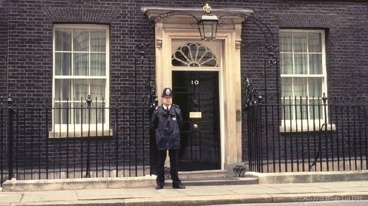 Где живет премьер министр. Даунинг-стрит 10 в Лондоне. Резиденция на Даунинг стрит 10 в Лондоне. Резиденция премьер-министра на Даунинг стрит. Дверь на Даунинг стрит 10.