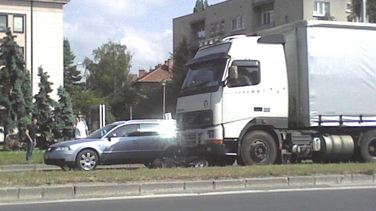 19. 5. 2008: 15.36 hod. - Kamión po zrážke tlačí penzistu aj s mopedom pred sebou.