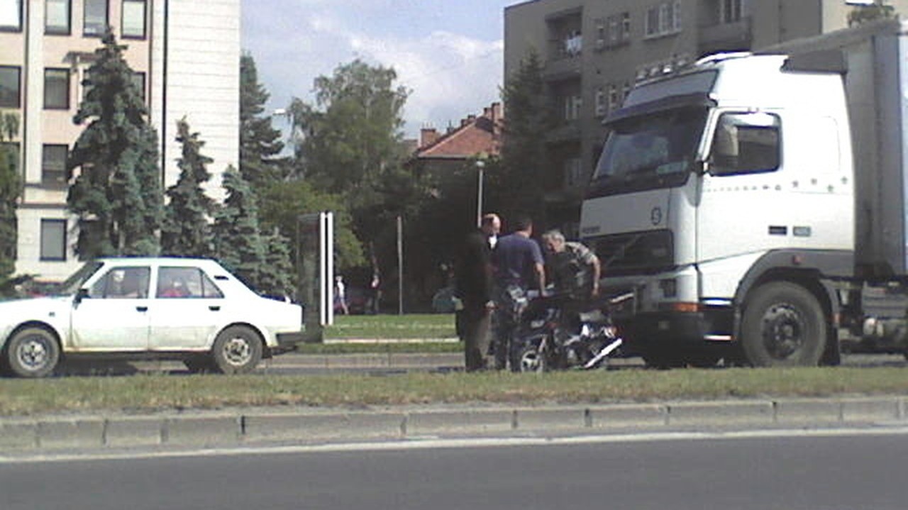 19. 5. 2008: 15.38 hod. - Nákladiak zastavil a dedko sa za asistencie kamionistu pozviechal zo zeme.