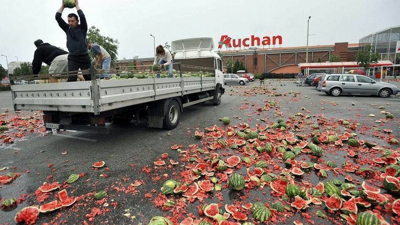 Pomsta farmárov: 120 ton melónov na parkovisku!