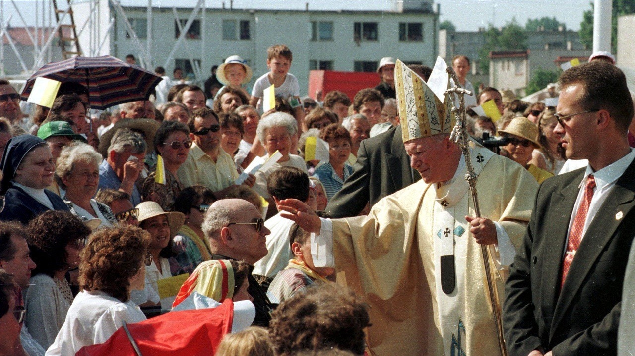 1995 - V Šaštíne, tak ako aj inde na Slovensku, vítali pápeža zástupy ľudí.