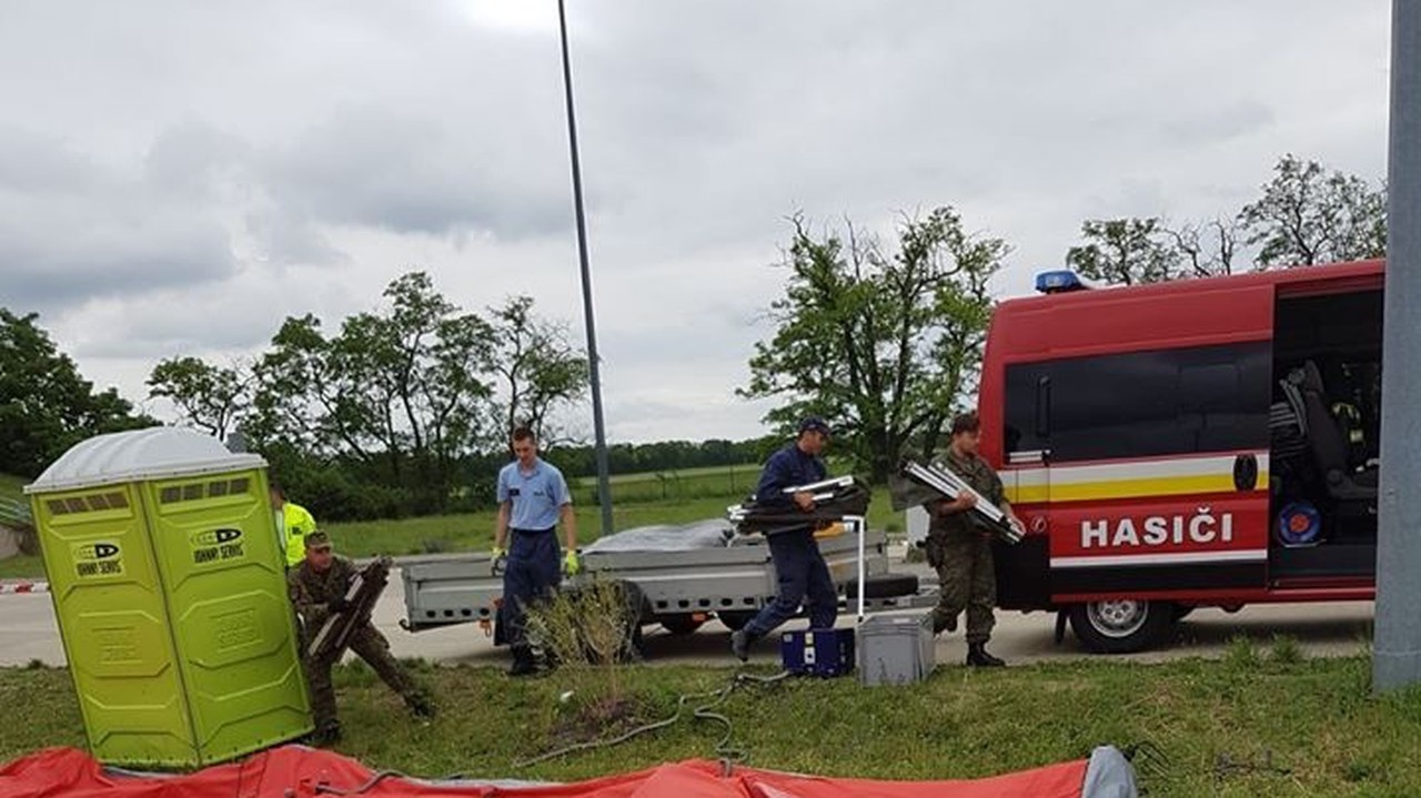 Hasiči demontovali krízové stany a kontajnery na administratívne účely na hraniciach s Českom, Rakúskom a Maďarskom.