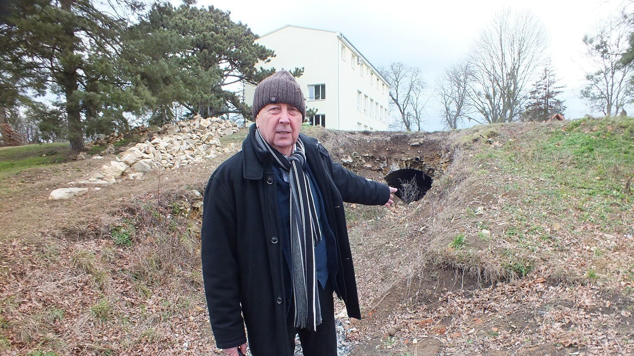Starosta Mikuláš Levkut pred vstupom do pivnice, ktorá jediná sa zachovala z kaštieľa.