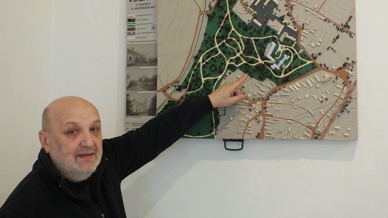 Architekt Ján Jakubčák ukazuje, kde stál kaštieľ, z ktorého už zostalo len torzo.