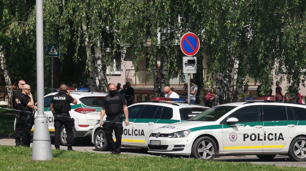  Na snímke policajné hlliadky počas zásahu v ZŠ vo Vrútkach.