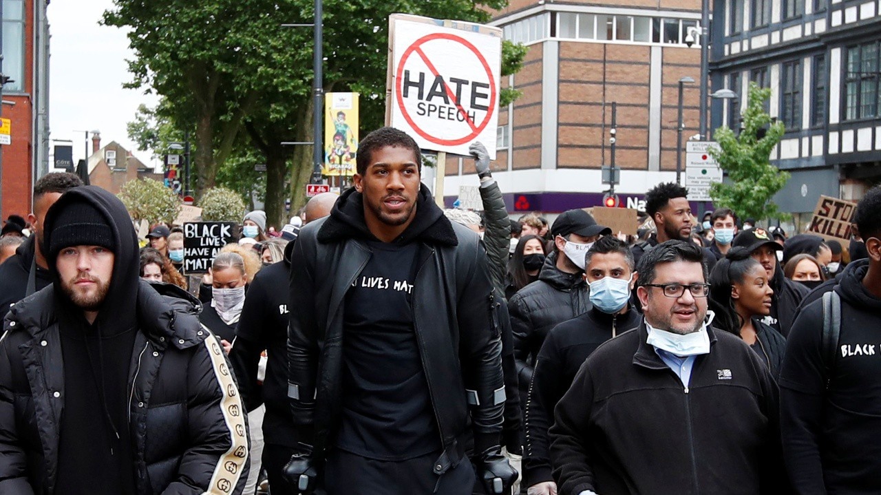 Britský boxer Anthony Joshua sa zúčastnil na demoštrácii na podporu práv černošského obyvateľstva v anglickom Watforde.