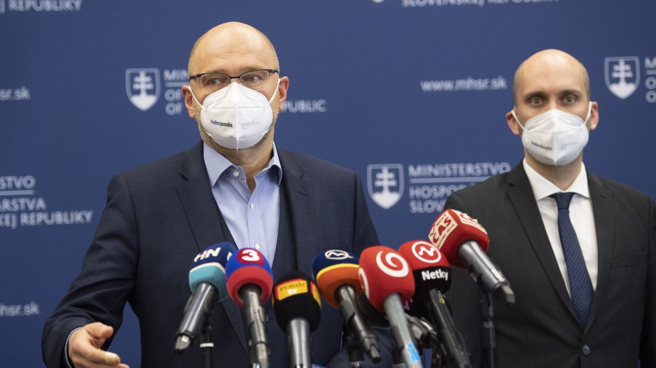 Zľava minister hospodárstva Richard Sulík a štátny tajomník ministerstva hospodárstva SR Karol Galek