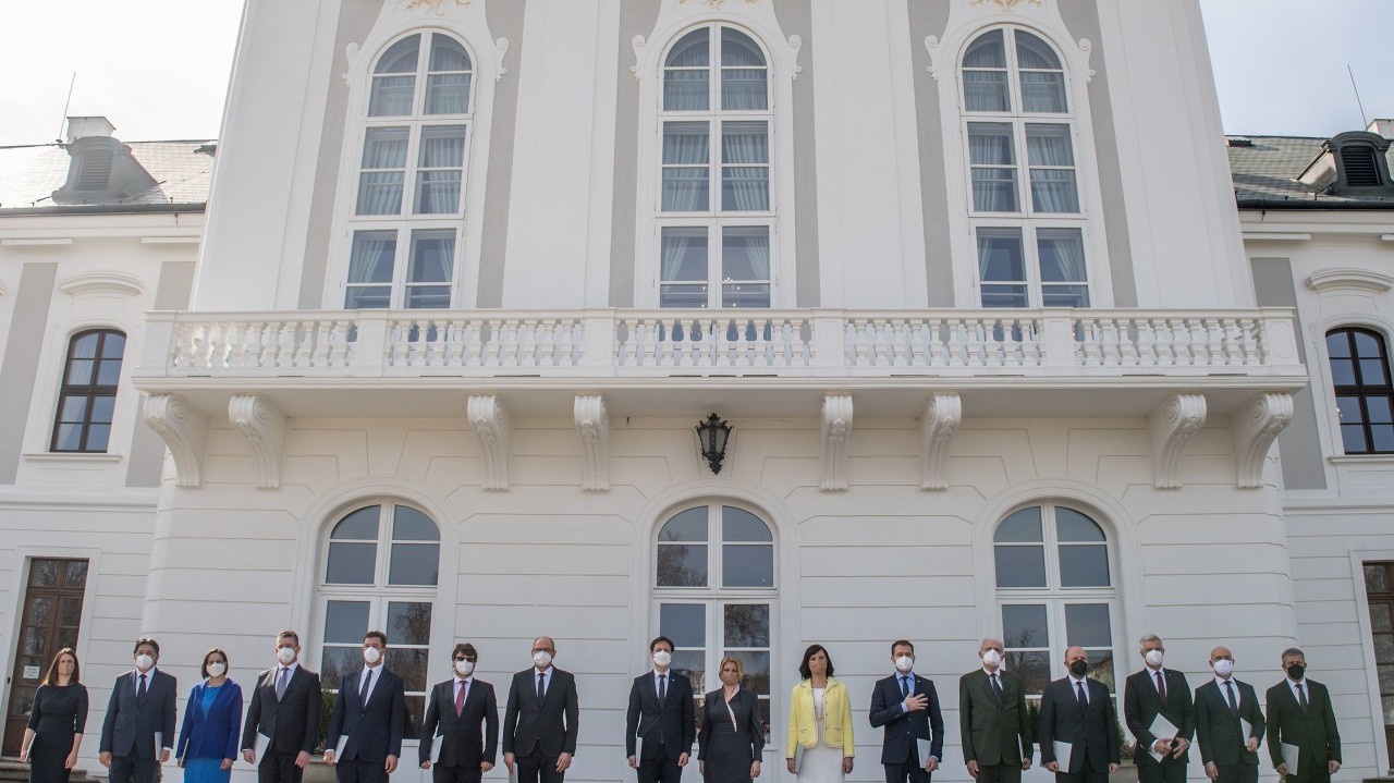 Prezidentka, predseda vlády SR Eduard Heger (OĽaNO) a členovia novej vlády SR pózujú počas spoločnej fotografie na zadnom nádvorí Prezidentského paláca po vymenovaní novej vlády 