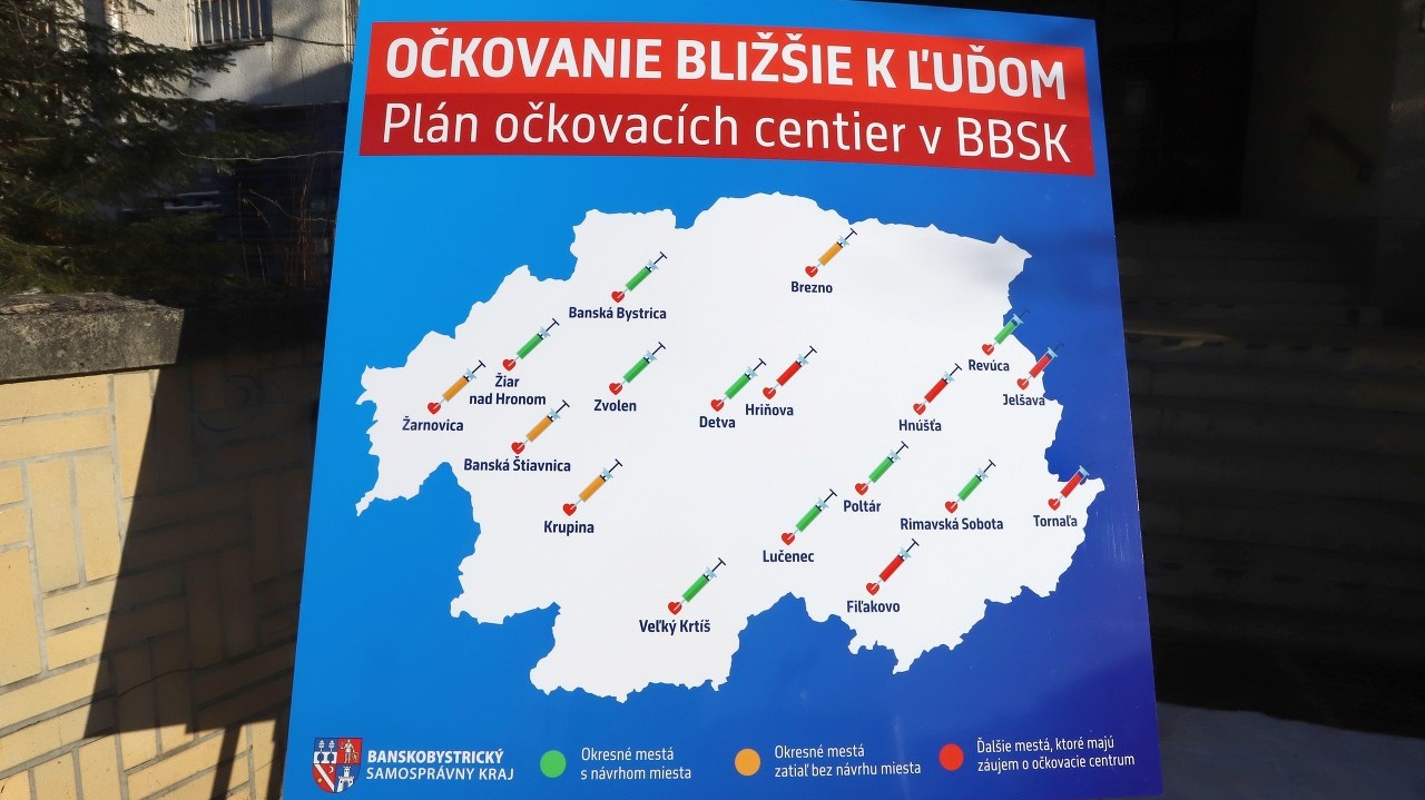 Tabuľa s plánom očkovacích centier v Banskobystrickom kraji.