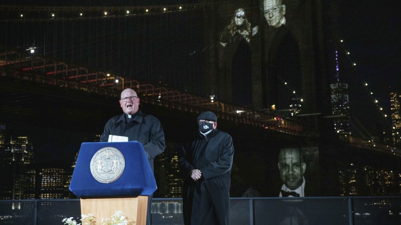 Mesto New York si pripomenulo vyše 30 000 obetí pandémie.