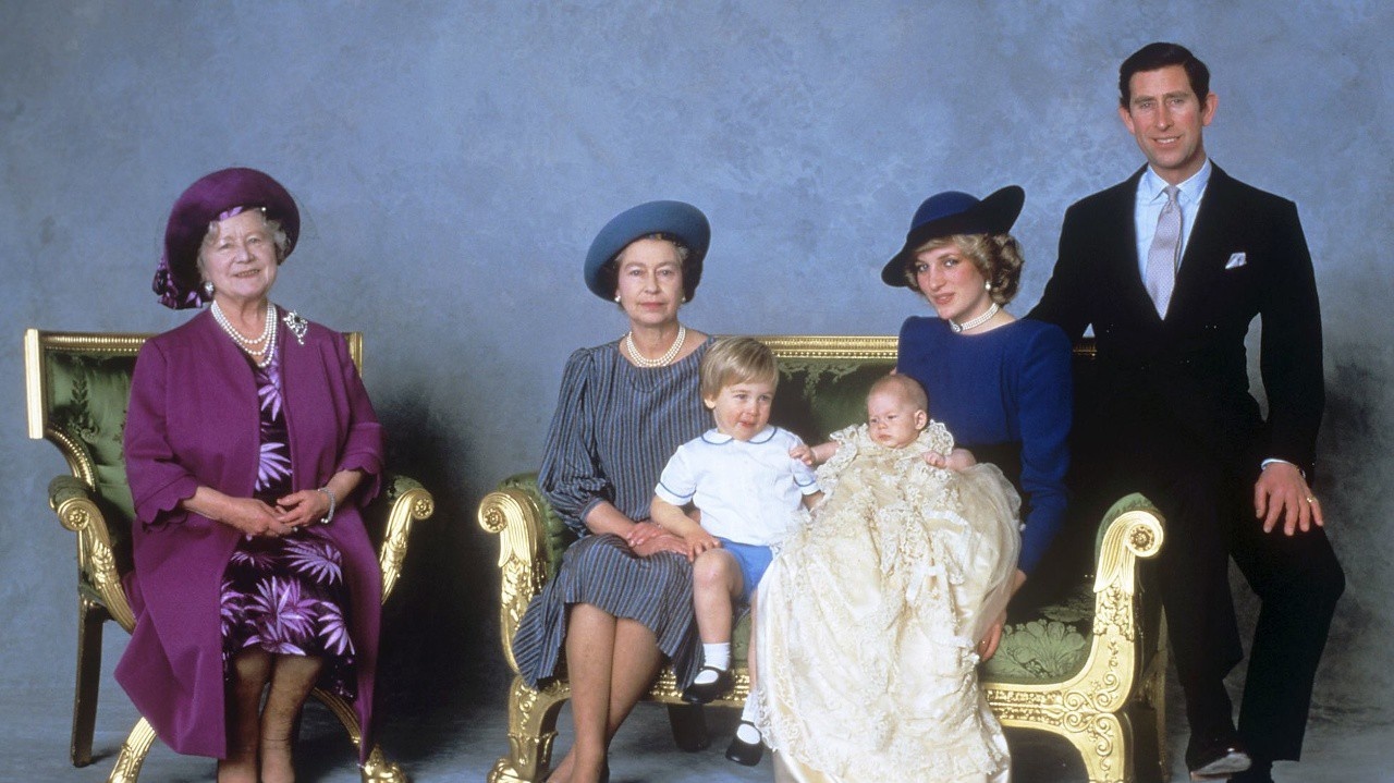 21. december 1984: Kráľovná matka, britská kráľovná Alžbeta II., princ William, princ Harry, princezná Diana a princ Charles počas krstín princa Harryho.