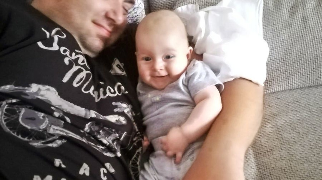 Andrej s prvorodeným synom Jakubkom (2). Mamička im bude veľmi chýbať.