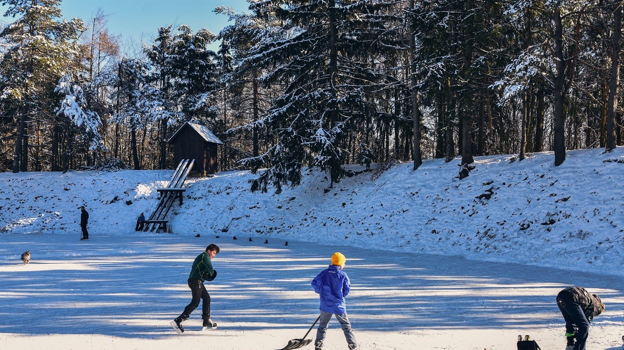 Tajchy v Štiavnických vrchoch sú počas leta veľkým lákadlom turistov, no využitie pre ne miestni obyvatelia našli aj v zimnom období.