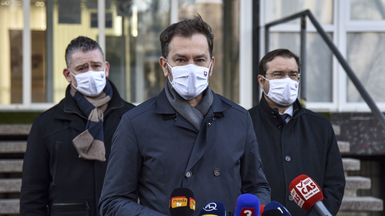 Zľava minister vnútra SR Roman Mikulec, predseda vlády SR Igor Matovič a minister zdravotníctva SR Marek Krajčí počas tlačového brífingu k vyhodnoteniu doterajších výsledkov celoplošného skríningu na ochorenie COVID-19, 24. januára 2021 v Bratislave.