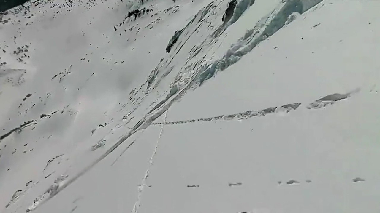 Pocit bezmocnosti, aký zažije len málokto: Počas snowboardovania sa mužovi spustila pod nohami lavína