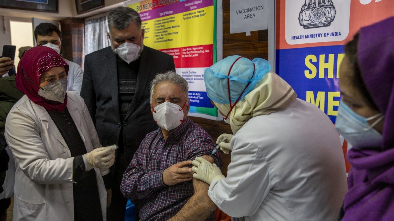 Vakcínu najprv dostane 30 miliónov zdravotníkov a pracovníkov v prvej línii boja proti pandémii COVID-19.
