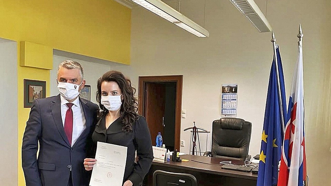 Katka so štatným tajomníkom ministerstva dopravy Jaroslavom Kmeťom počas svojho menovania za externú poradkyňu.