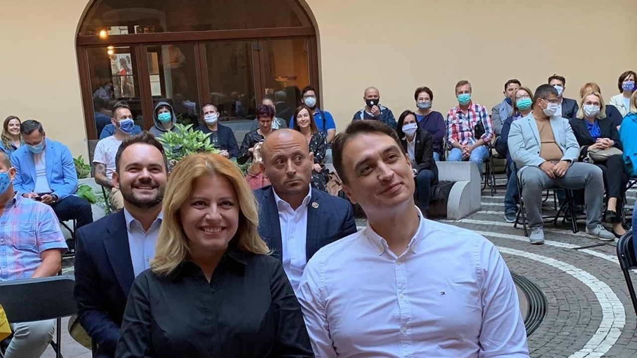 Prezidentka s partnerom sa zabávali na divadelnom predstavení.