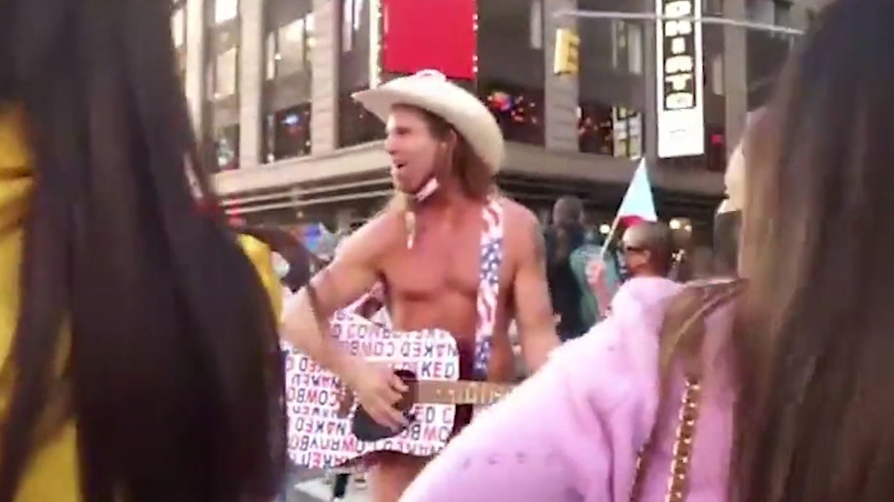 Nahého kovboja naozaj vyzliekli: Spevák si vytrpel hanbu, keď mu na Times Square muž roztrhal trenírky