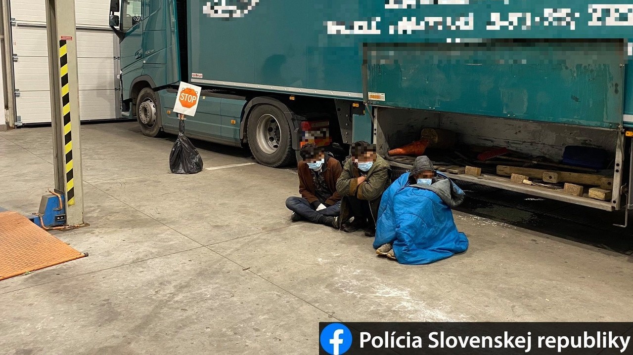 V kamiónoch sa skrývali migranti.