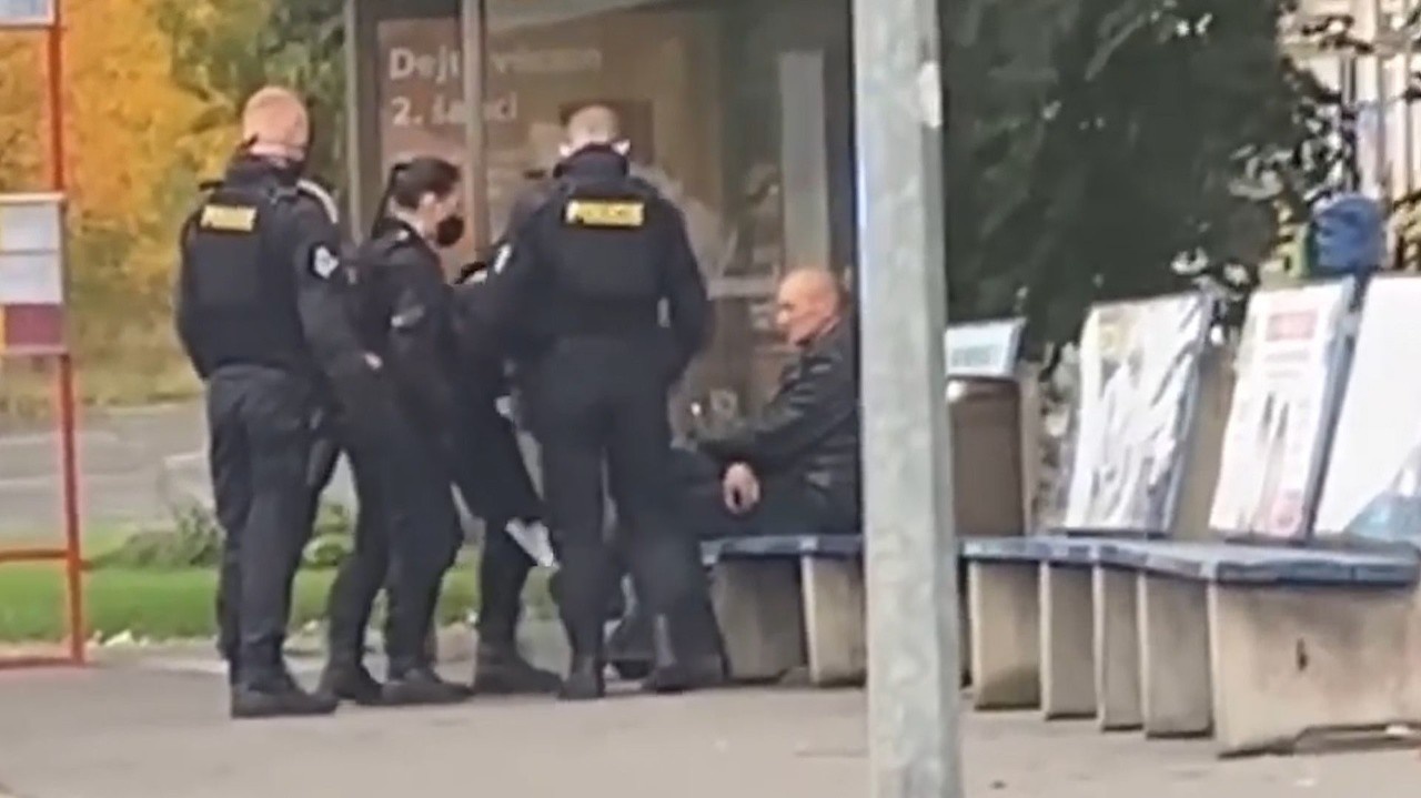 Nepochopiteľný čin: Český policajt bez rúška napadol chlapa za porušovanie toho istého pravidla