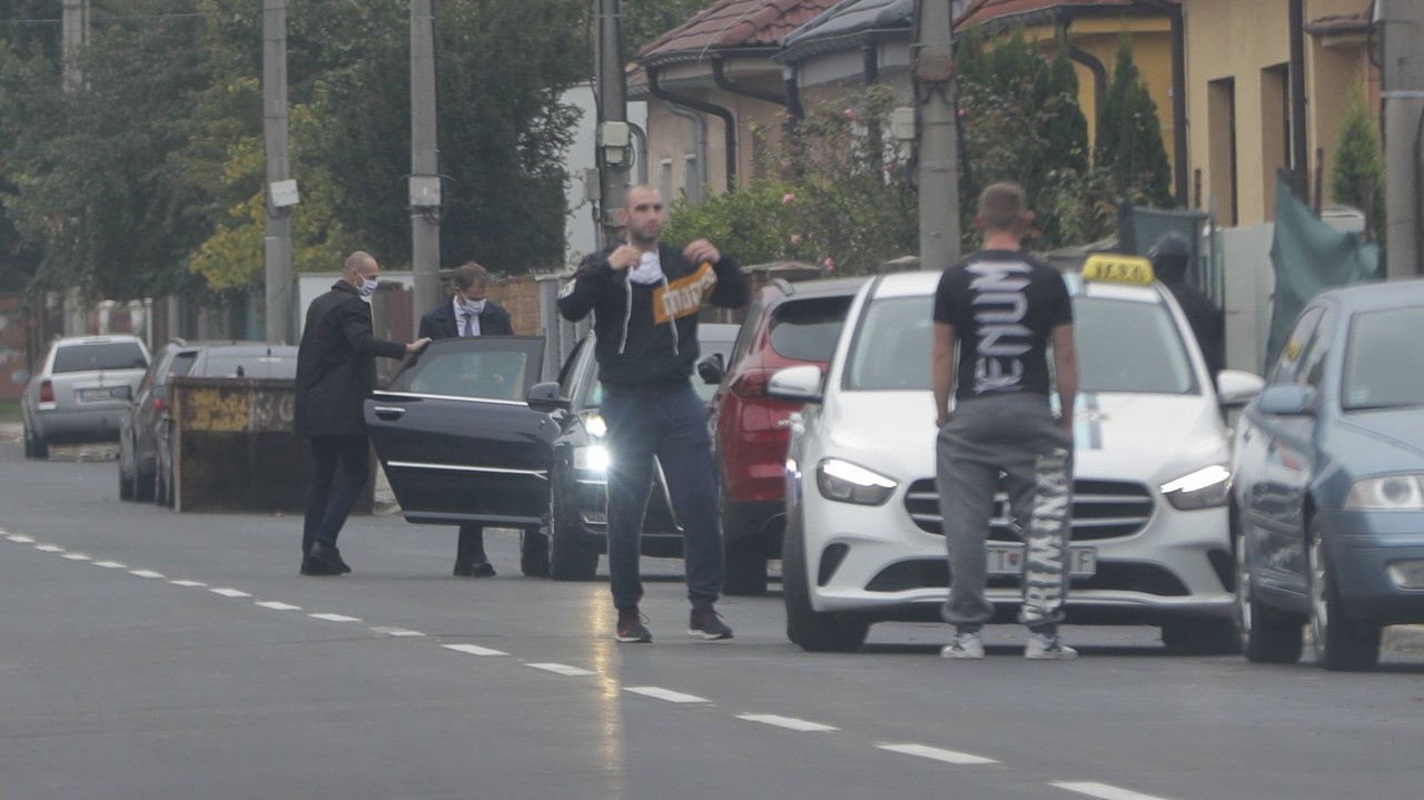Nitra, 25. 10. 2020 - Predseda vlády Matovič musel presadnúť do auta, ktoré má napríklad nepriestrelné sklá z dôvodu obáv o jeho bezpečnosť.