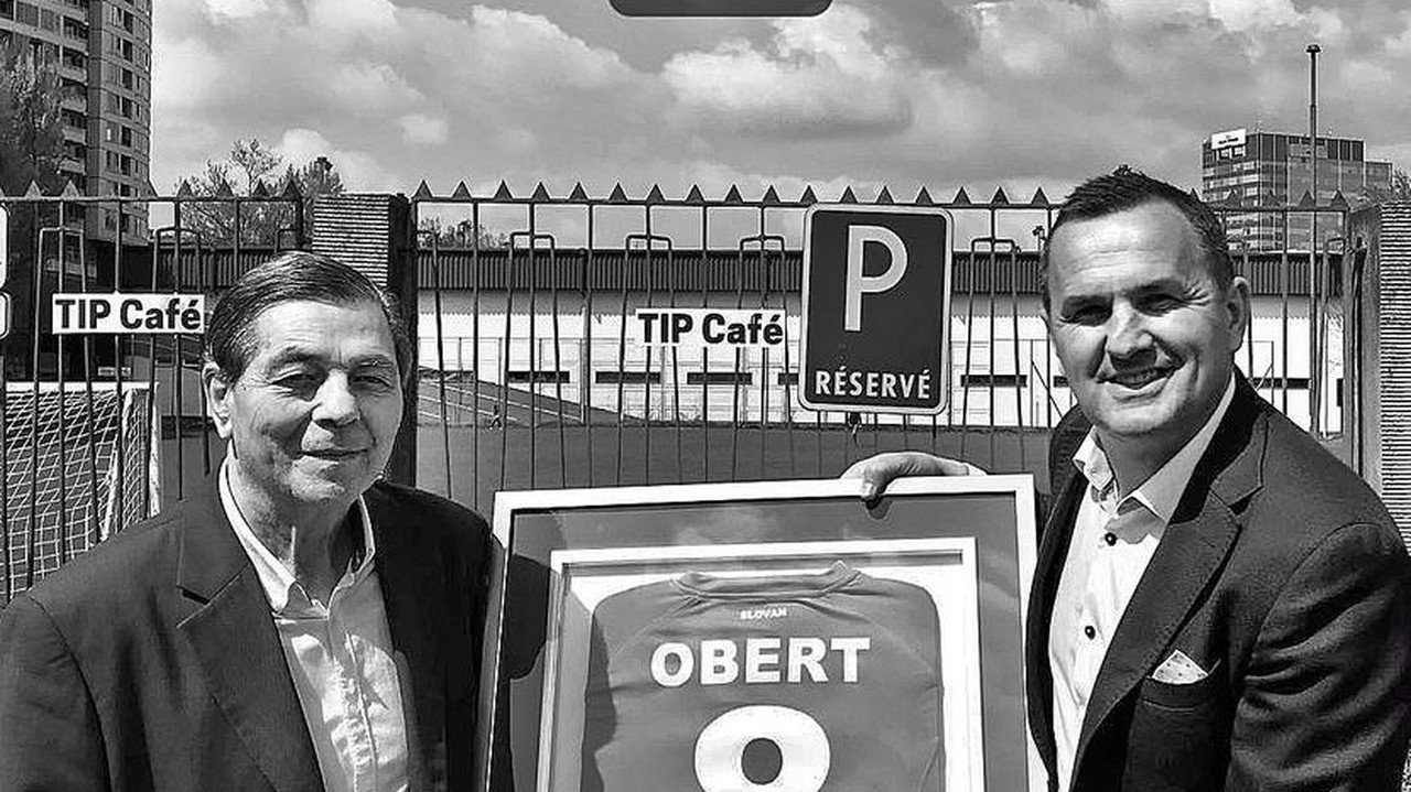 Obert (vľavo) dostal k osemdesiatke od Tittela a Krištofíka tento dres.