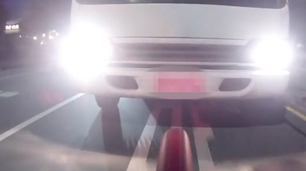 Pretekali sa v tvrdohlavosti? Cyklista nechcel uhnúť, šoféra chytil amok a... Prásk!