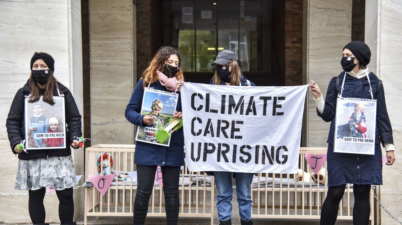 Aktivisti klimatických iniciatív protestujú pred Ministerstvom financií SR 