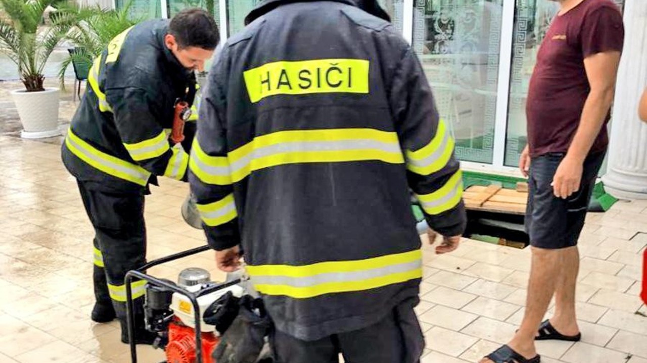 Zasahovať museli aj hasiči.