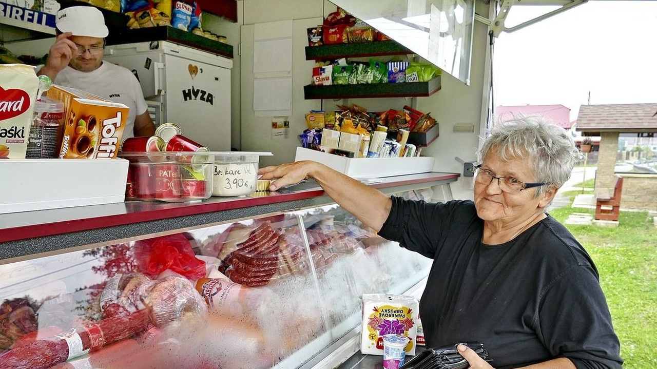 Dôchodkyňa Anna Olejárová (66) sa vždy poteší, keď do obce dorazí pojazdný obchod Milana Juríčka. 