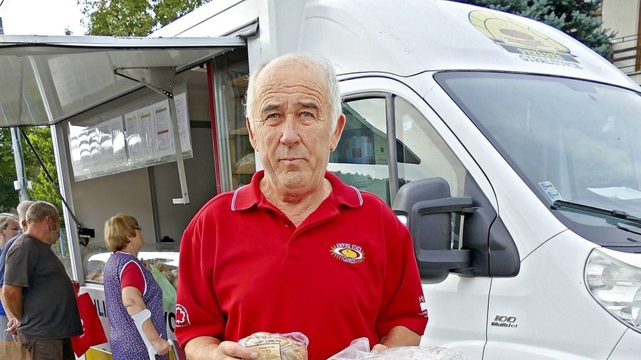 „Jazdiť autom si už netrúfam, čiže  na nákupy veľmi chodiť nemôžem. Som za pojazdnú predajňu vďačný,“ pochvaľuje si Jozef Stavar (68).