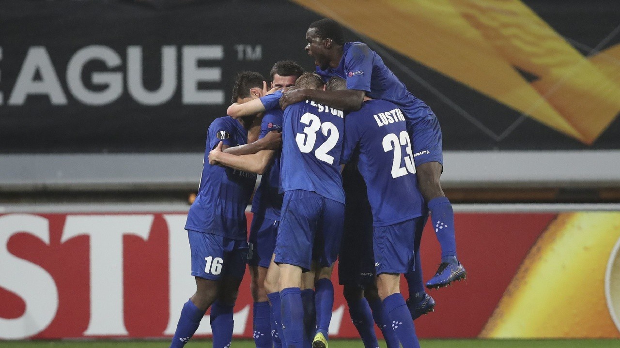 Na snímke hráči Gentu oslavujú gól Romana Jaremčuka v zápase I-skupiny 3. kola Európskej ligy vo futbale.
