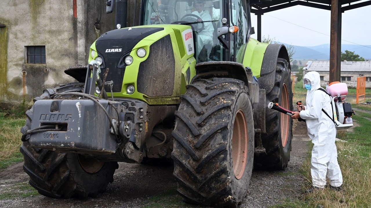 Dezinfekcia priestoru po likvidácii domácich ošípaných na chovnej farme spoločnosti Agrozoran