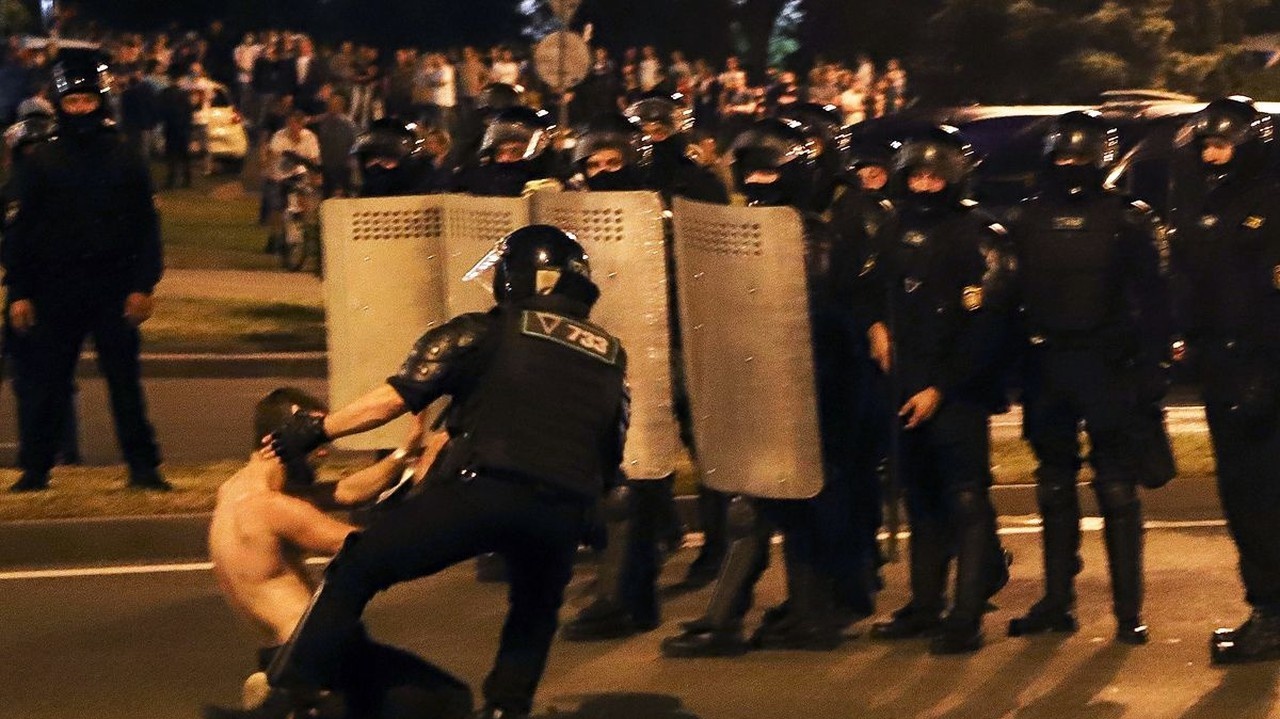 Polícia tvrdo zasiahla.