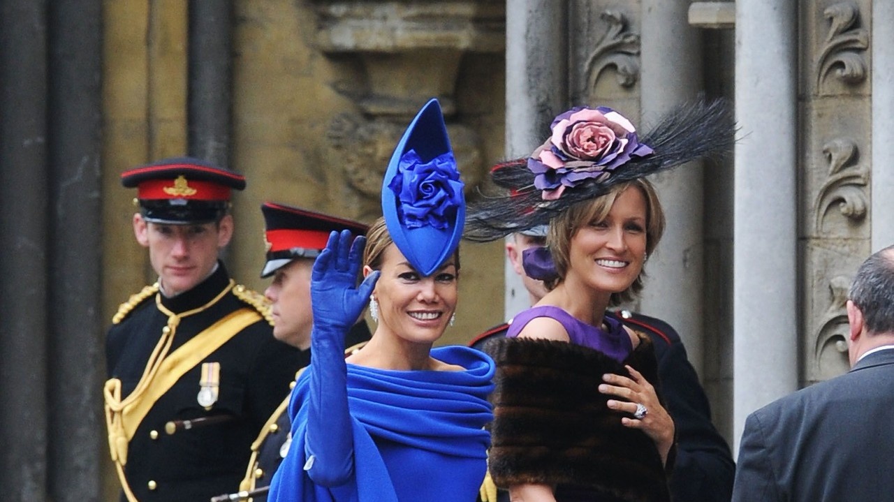 Tara Palmer-Tompkinson (v modrom) na svadbe Kate a Williama.