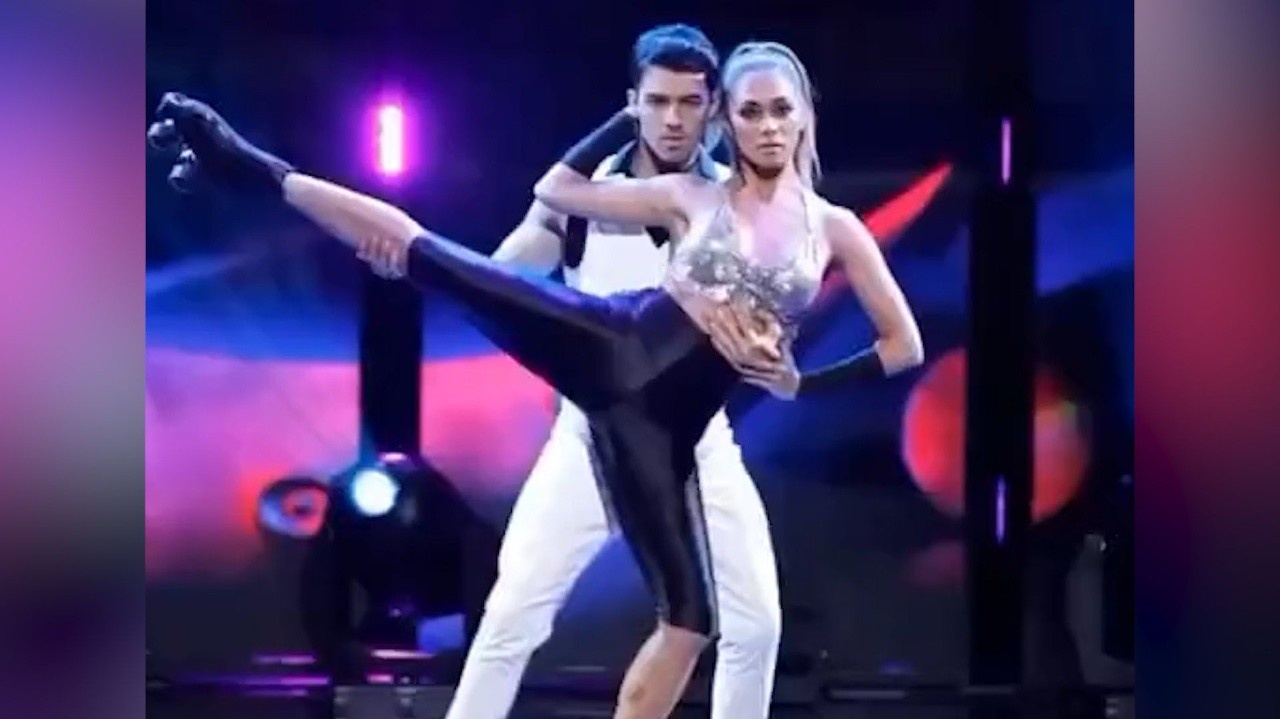 Neskutočne ohybná speváčka Nicole Scherzinger: Pikantný tanec na korčuliach